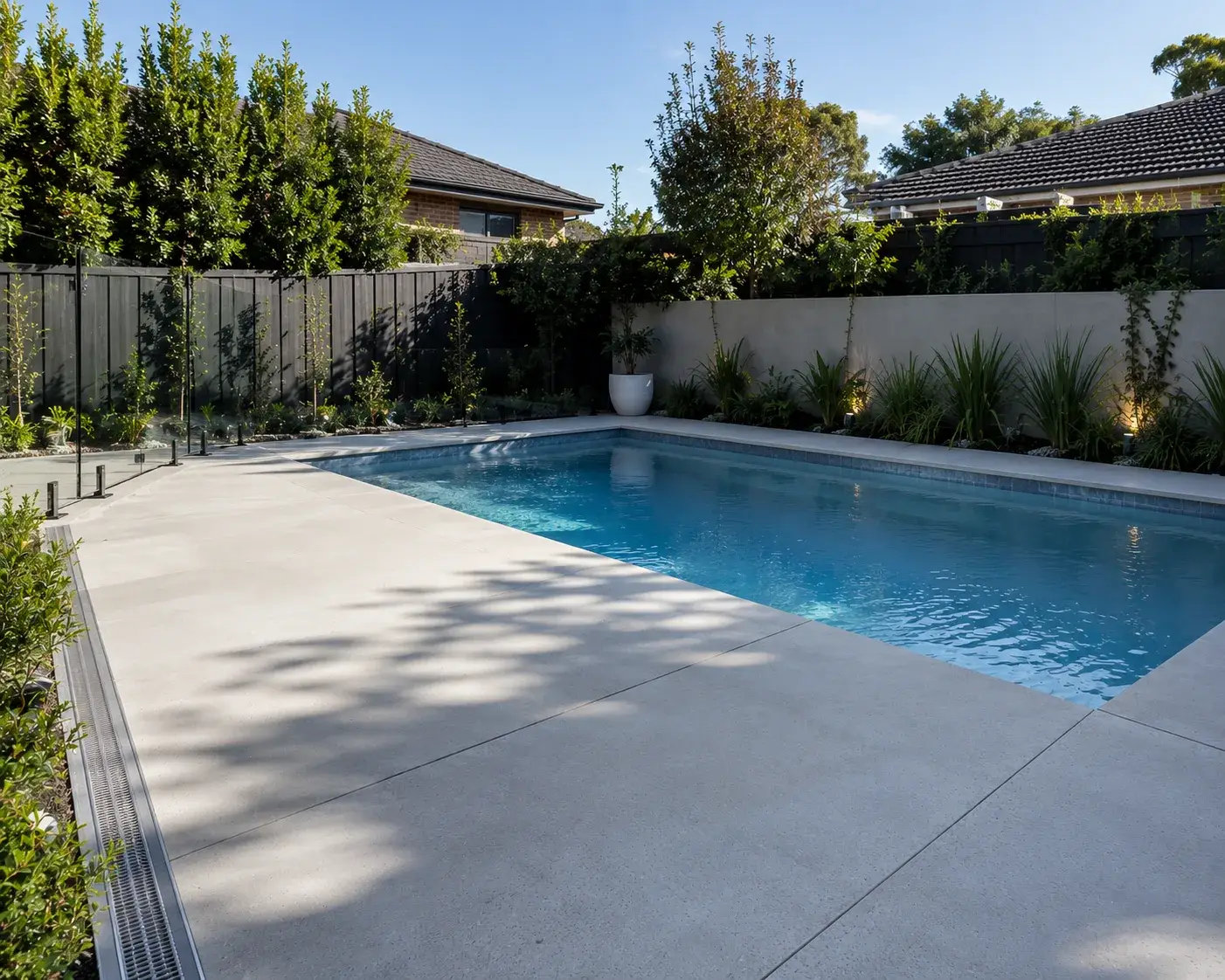 Pool surround area with integrated drainage
